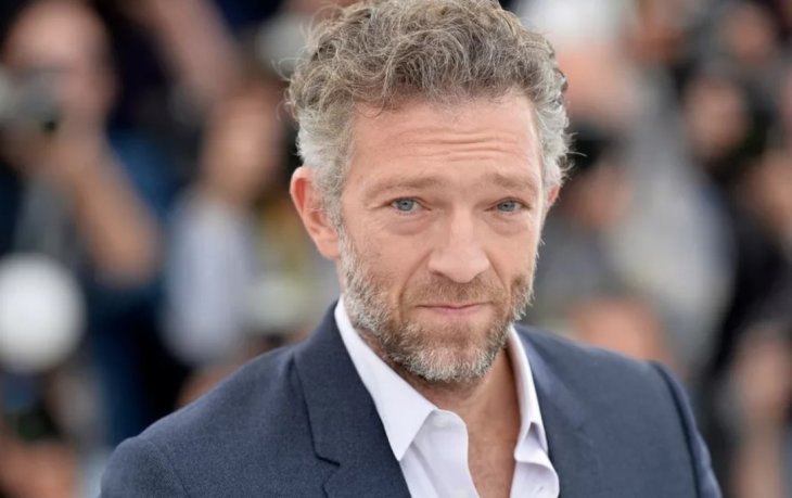 Разведенного Венсана Касселя впервые подловили на пляже с новой подружкой