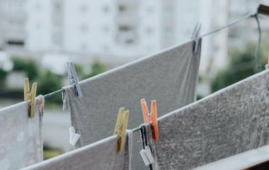 Домашній засіб, який працює як відбілювач: дві ложки в пральну машину — і одяг знову сяє