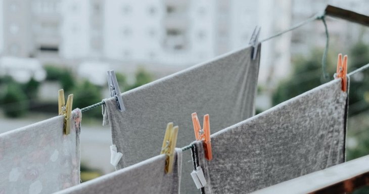 Домашній засіб, який працює як відбілювач: дві ложки в пральну машину — і одяг знову сяє