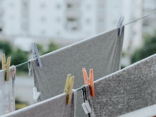 Домашній засіб, який працює як відбілювач: дві ложки в пральну машину — і одяг знову сяє