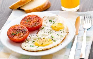 Дієтолог розповів, які продукти краще не їсти на сніданок.