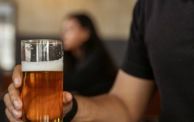 Звільнений за пиво на роботі чоловік відсудив кругленьку суму: як йому це вдалося