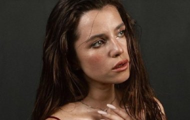 Кристина Соловий в красном купальнике похвасталась длинными ножками и стройной фигурой