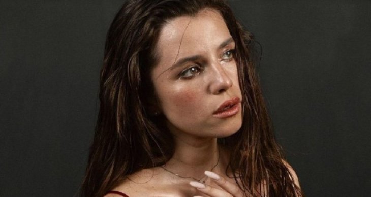 Кристина Соловий в красном купальнике похвасталась длинными ножками и стройной фигурой