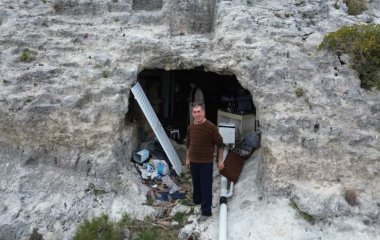 Наляканий землетрусами чоловік перебрався жити до печери – фото