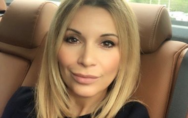 Ольга Орлова позировала в облегающем платье из черного бархата