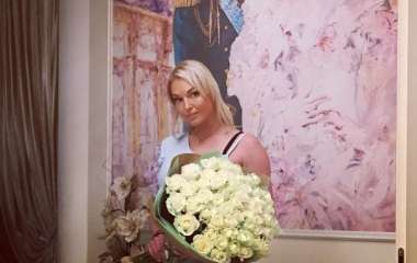 Цветы в постель: Анастасия Волочкова похвасталась романтическим презентом от ухажера (ФОТО)