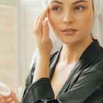 Топ-5 утрешних привычек, которые ускоряют старение кожи