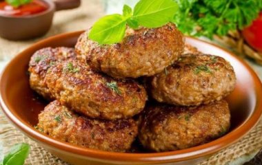 Рецепт соковитих котлет: який продукт додати, щоб страва не втрачала свіжості чотири дня  