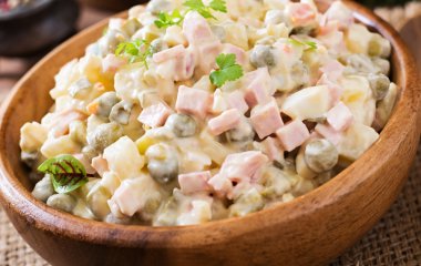 Чи потрібно солити салат 