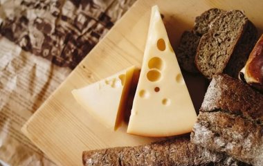 Лікар розповів, чим може обернутися щоденне вживання сиру