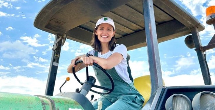 51-летняя Дженнифер Гарнер показала подтянутую фигуру во время пробежки (фото)