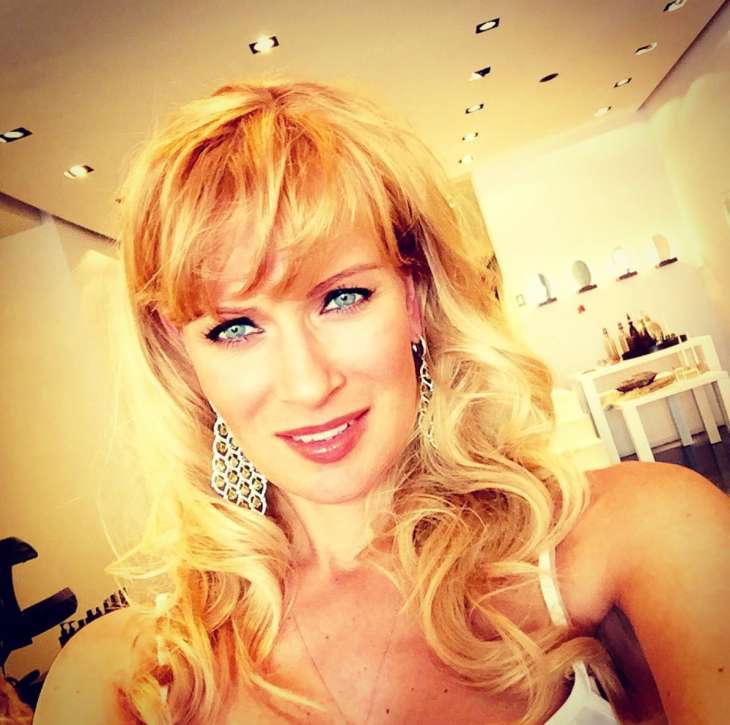 Олеся Судзиловская использовала яркий макияж