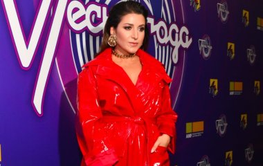 «Как вам модный тренд?»: Жасмин удивила летним образом в разных туфлях (Фото)