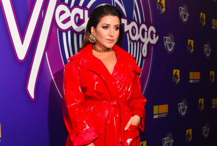 «Как вам модный тренд?»: Жасмин удивила летним образом в разных туфлях (Фото)