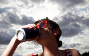 Диетолог назвала уникальный напиток: уменьшает боль и помогает сну