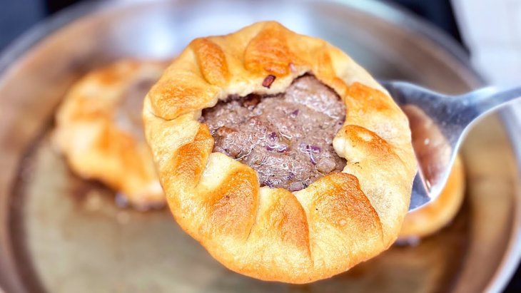Их вкус запомните надолго: рецепт беляшей с мясом на сковороде