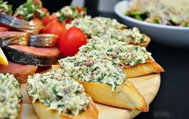 Бутерброды с яблоком и луком