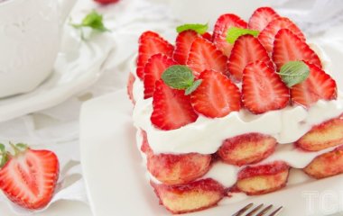 Без духовки і зайвого клопоту - десерт із полуницею, який стане вашим фаворитом літа