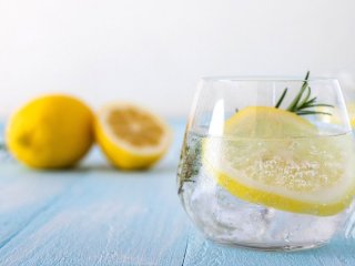 Чи корисна лимонна вода насправді: експерти розвінчали популярні міфи