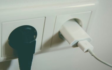 Як захистити техніку від стрибків напруги: поради електрика