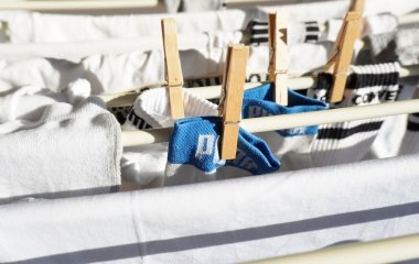 Як швидко висушити речі взимку, коли на вулиці холодно: чи потрібно виносити мокрий одяг на мороз