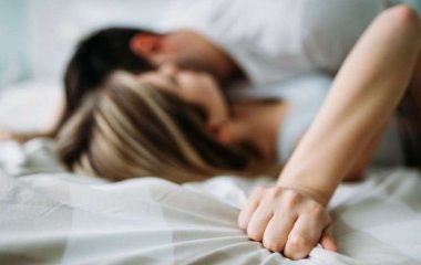 Медики назвали неожиданную пользу вечернего секса