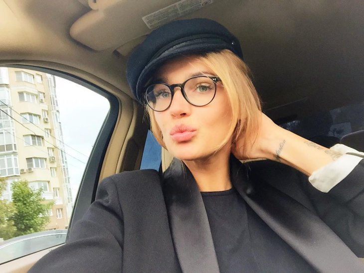 Алена Водонаева позировала в голубом платье-комбинации