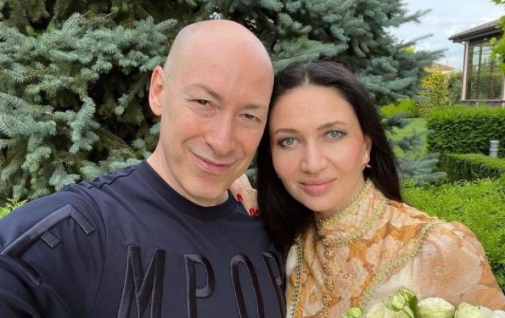 Дмитрий Гордон восхитил романтическими объятиями с женой в заснеженных Карпатах