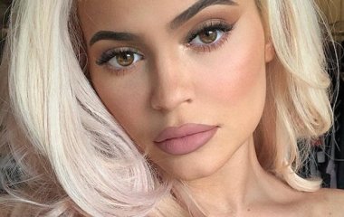 Кайли Дженнер надела корону на презентации новой линии одежды 