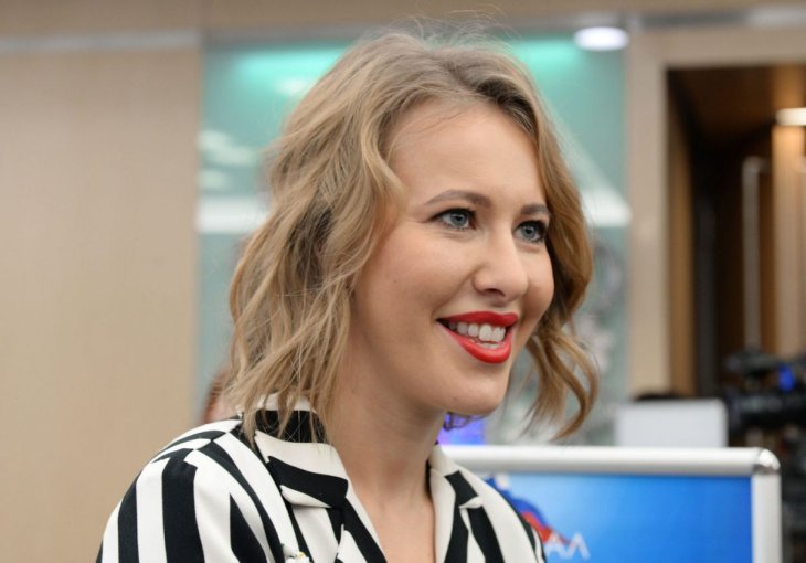 Ксения Собчак подписала свой портрет цитатой Льва Толстого