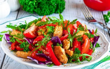 Теплий салат з грибами та куркою
