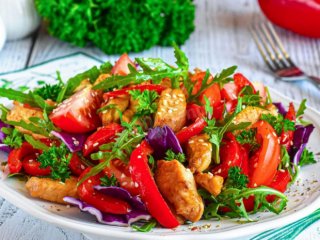 Теплий салат з грибами та куркою