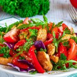Теплий салат з грибами та куркою
