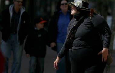 Схильність жінок до ожиріння пов'язали з раннім початком куріння у їхніх дідусів.