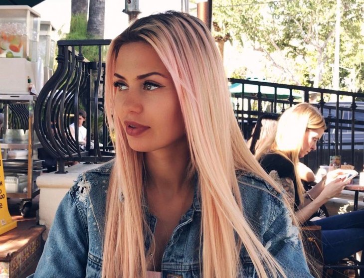 Виктория Боня предпочитает платья в горошек