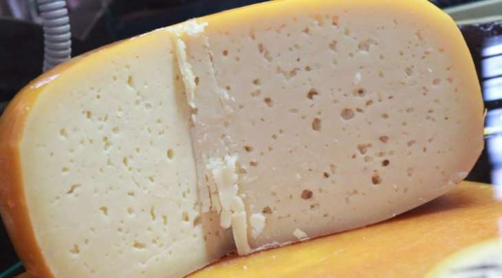Диетолог рассказал, почему сыр нельзя есть каждый день
