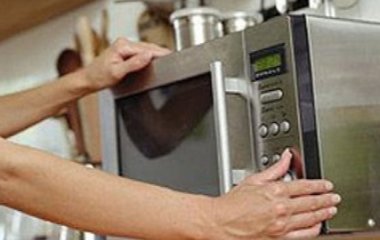 Як правильно користуватися мікрохвильовкою: 4 небезпечні помилки