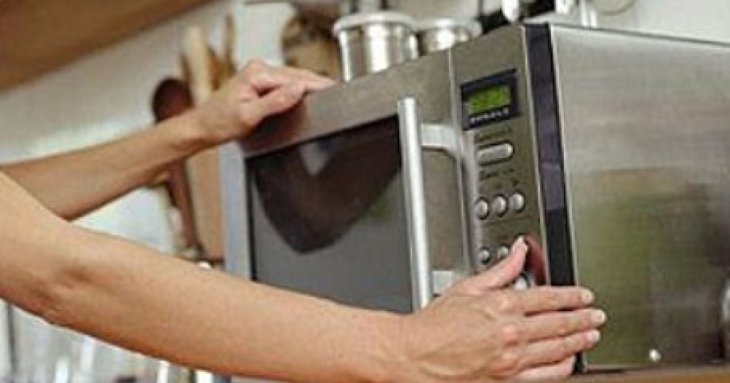 Як правильно користуватися мікрохвильовкою: 4 небезпечні помилки