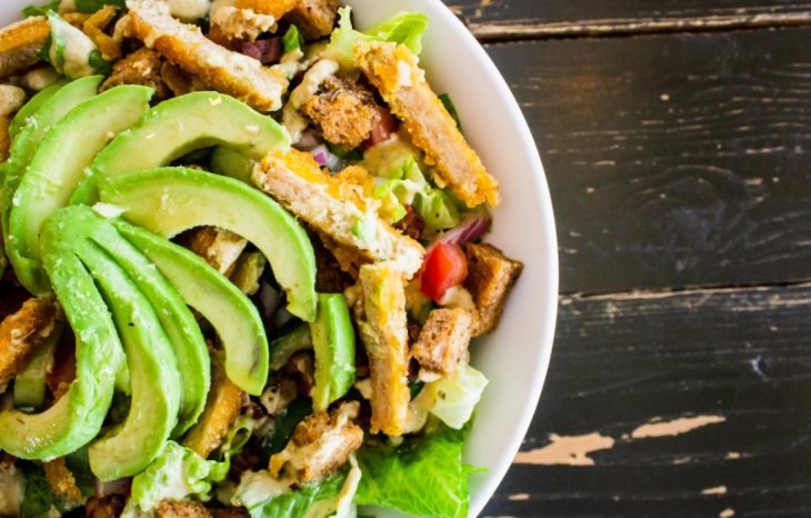 На завтрак, обед и ужин: 3 простых рецепта для тех, кто совсем не умеет готовить