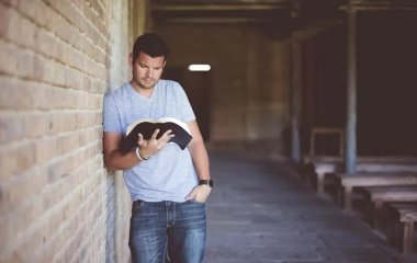 Вчені назвали неприємний наслідок довгого читання з екрана телефону