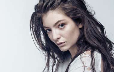 Lorde позировала с быками и овцами