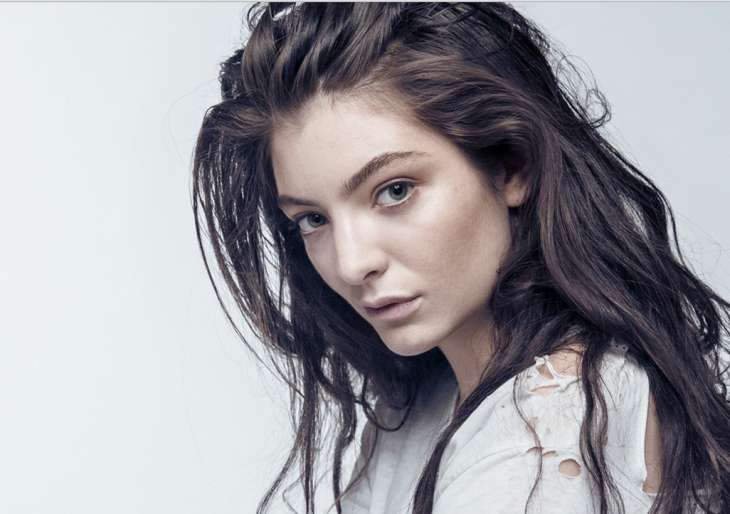 Lorde позировала с быками и овцами