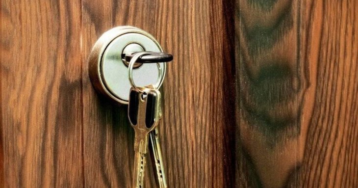 Експерти розповіли, чому не варто залишати ключ у замку на ніч: це може допомогти грабіжникам