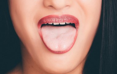 Симптоми дефіциту вітаміну B12: лікар назвав ознаку мовою