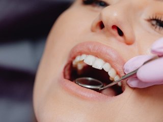 Жінка роками терпіла біль, а у 22 залишилася без зубів: яка причина