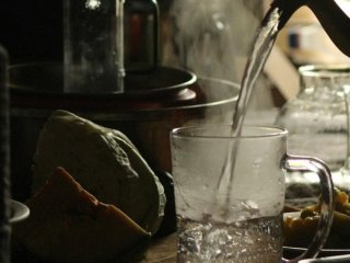 Скільки води потрібно пити щодня та чому правило 8 склянок не працює