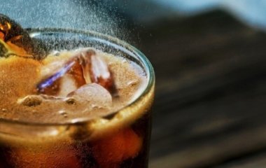 Названо популярні напої, які вдвічі збільшують ризик раку кишечника.