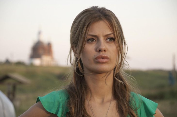 Виктория Боня позировала в платье в горошек за 9,5 тысяч рублей