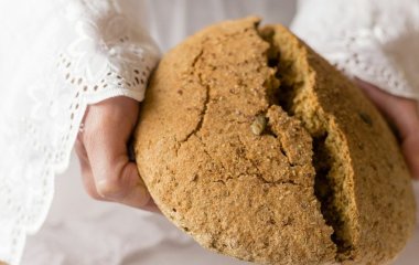 Чому не можна ламати хліб руками: народна прикмета, що попереджає про нещастя та втрату добробуту